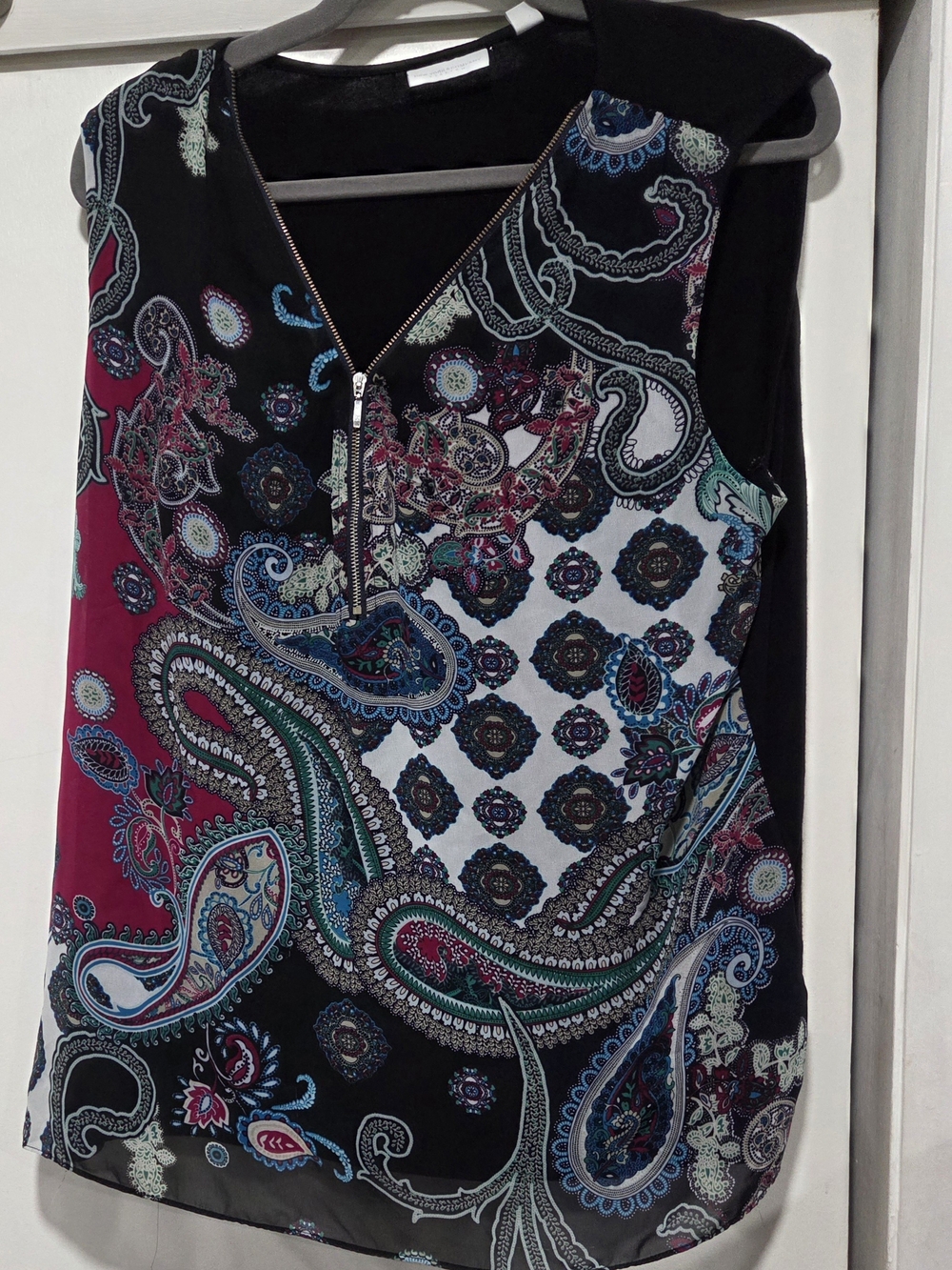 Sleeveless Paisley Zip-Front Women's Top - Multicolor